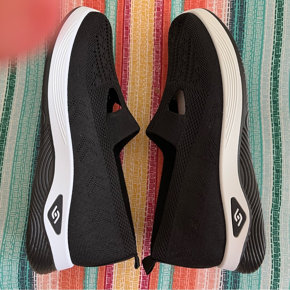 Brand new walking shoes. 8.5/9. I ordered 2 pairs by mistake.